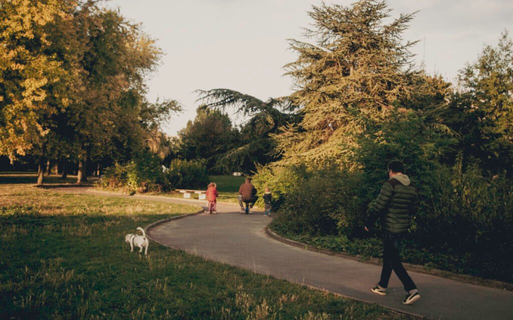 Famille se promenant dans le parc des Beaumonts à Montreuil
