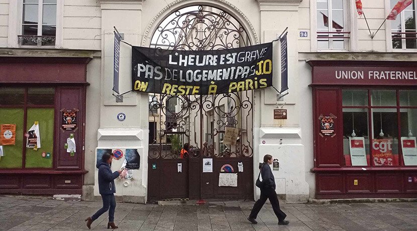 Banderole de contestation sociale devant la Maison des Métallos