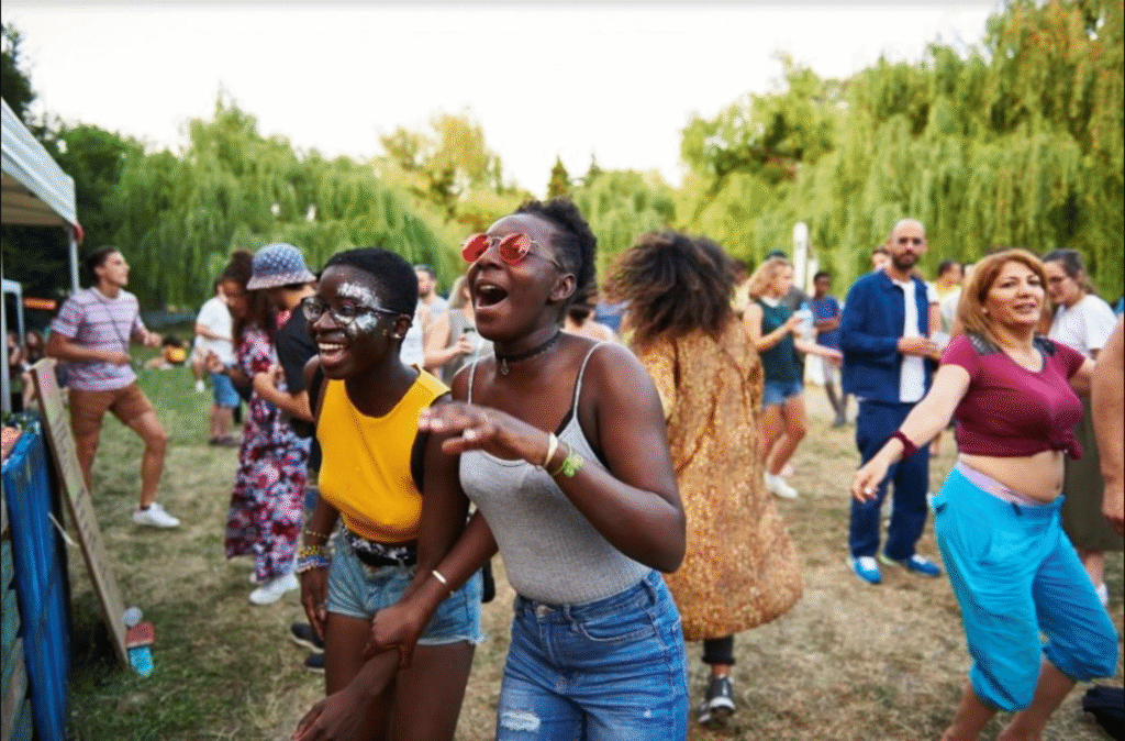 Festivaliers dansant lors du Montreuil Paradise