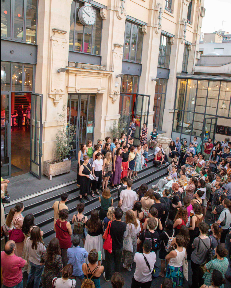 Spectacle devant l'entrée de la Maison des Métallos