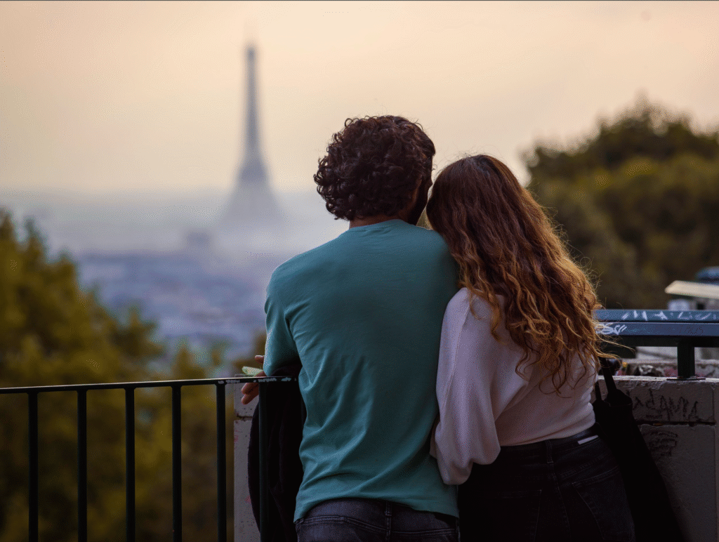 Couple admirant Paris depuis le belvédère Willy-Ronis à Paris