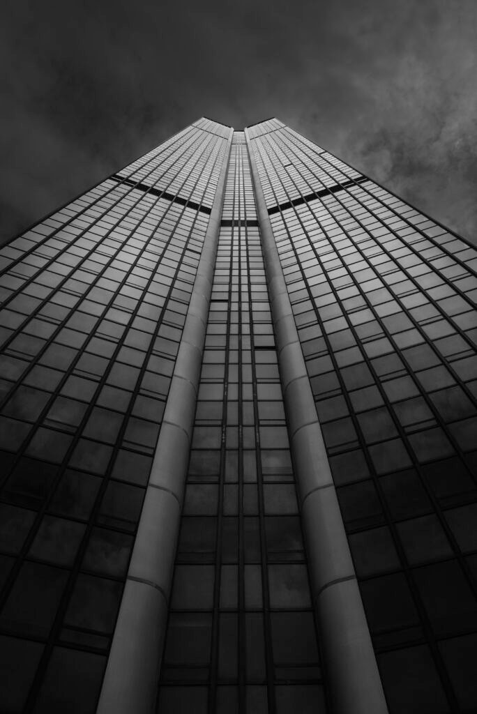 Vue en contre plongée de la Tour Montparnasse