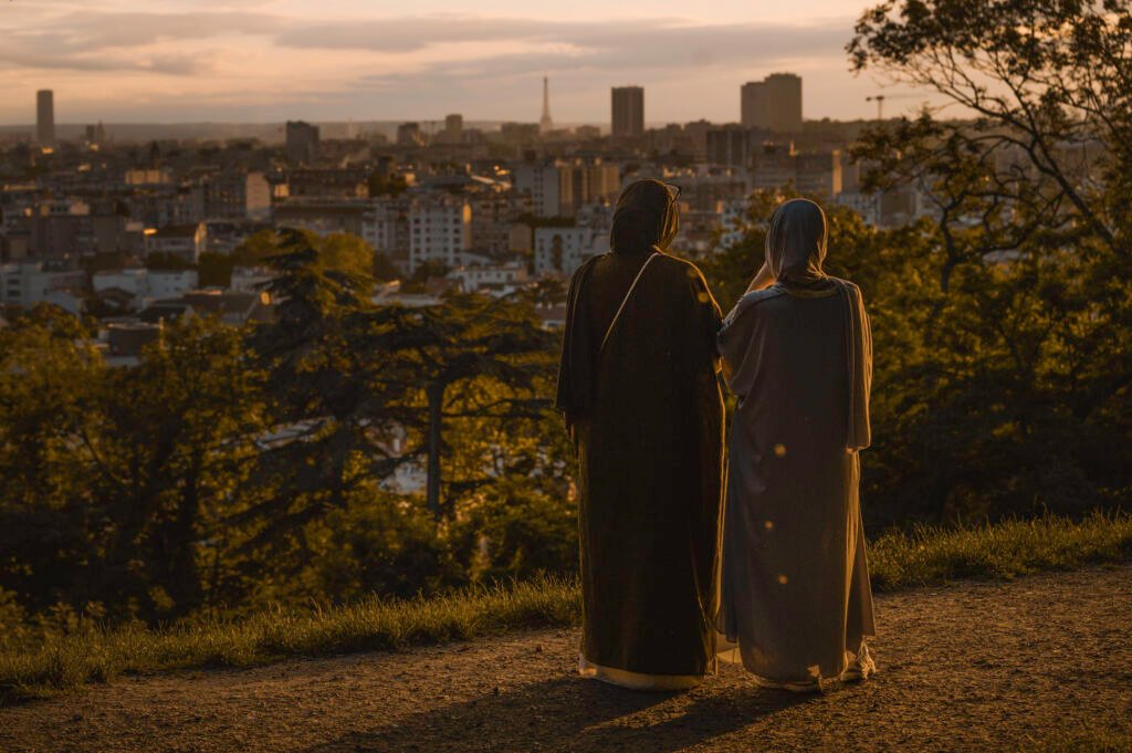 Femmes admirant la vue sur Paris depuis le parc des Beaumonts à Montreuil