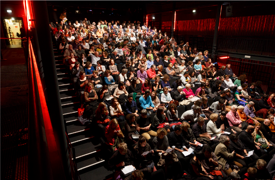 Spectateurs assistant à un spectacle dans la Maison des Métallos